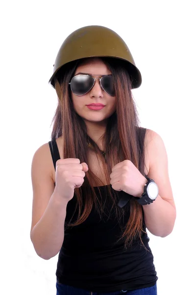 Asker kız saldırı duruş bir boksör gibi evde