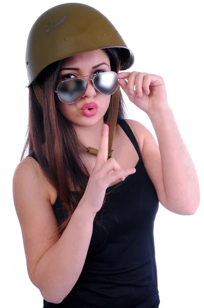 Gözlük işaret parmağı ağzına gelen kız