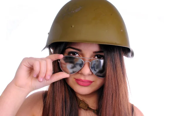 Gözlük işaret parmağı ağzına gelen kız