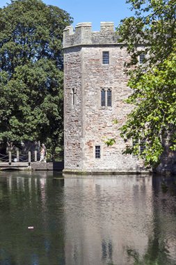 İngiltere, Wells 'teki Piskopos Sarayı' nın duvarı ve hendeği.