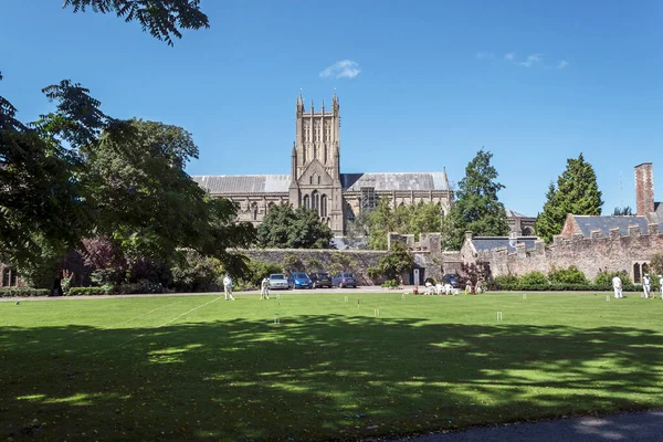 Wells Cathedral Wellsu Velká Británie Kroketou Odehrávající Trávnících Biskupského Paláce — Stock fotografie