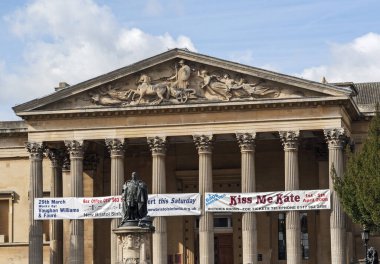 Bristol, İngiltere 'deki Victoria Odaları' nın önünde 8. Edward 'ın bir heykeli var. Victoria Odaları Bristol Üniversitesi Müzik Bölümü 'nün evidir..