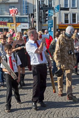 31 Ekim 2015 tarihli yıllık Bristol Zombi Yürüyüşü katılımcıları