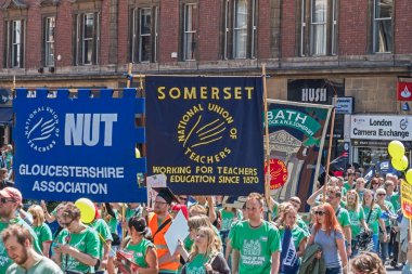 Grev öğretmenleri 5 Temmuz 2016 'da İngiltere' nin Bristol kentinde yürüyüş yaptı