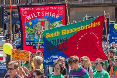 Grev öğretmenleri 5 Temmuz 2016 'da İngiltere' nin Bristol kentinde yürüyüş yaptı