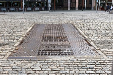 Bristol, İngiltere 'deki eski Canons Marsh demiryolu deposunda kullanılmayan bir ağırlık köprüsü.