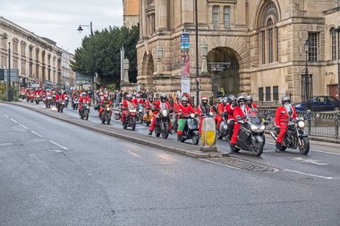 2 Aralık 2017 'de Güney Batı Çocuk Bakımevi için para toplamak amacıyla İngiltere' nin Bristol şehrinde Noel Baba gibi giyinmiş motosikletliler geziyor.