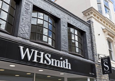 W H Smith 'in Weston-super-Mare, İngiltere' deki yeni yenilenmiş dükkanı. Mağaza koruma alanında olduğu için şirketin standart tabelaları değiştirildi..