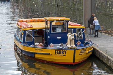 Bristol, İngiltere 'deki Yüzen Liman' da karikatür köpeği Gromit 'i kukla olarak kullanan bir feribot.