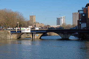 İngiltere 'nin Bristol kentindeki göstericiler, ABD Başkanı Donald Trump' ın 20 Ocak 2017 'de göreve başlama tarihindeki politikalarını protesto ettiler.