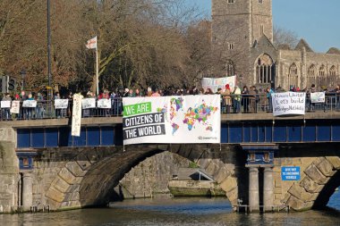 İngiltere 'nin Bristol kentindeki göstericiler, ABD Başkanı Donald Trump' ın 20 Ocak 2017 'de göreve başlama tarihindeki politikalarını protesto ettiler.