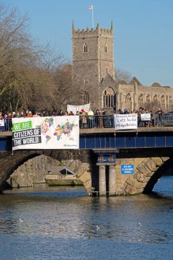 İngiltere 'nin Bristol kentindeki göstericiler, ABD Başkanı Donald Trump' ın 20 Ocak 2017 'de göreve başlama tarihindeki politikalarını protesto ettiler.