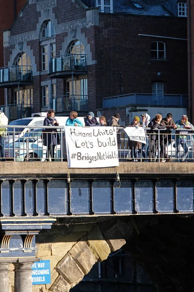 İngiltere 'nin Bristol kentindeki göstericiler, ABD Başkanı Donald Trump' ın 20 Ocak 2017 'de göreve başlama tarihindeki politikalarını protesto ettiler.