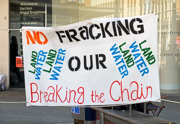 İngiltere 'nin Bristol kentindeki göstericiler, 8 Nisan 2017' de Barclays Bank 'ın yan kuruluşu Üçüncü Enerji aracılığıyla hidrolik kırılma olayına karışmasını protesto ettiler.