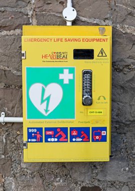 Weston-super-Mare, İngiltere 'deki Worlebury Golf Kulübü' nün dışında kamuya açık bir acil durum defibrilatörü.