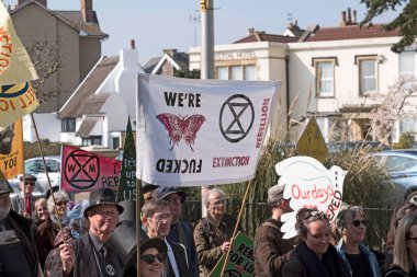 İklim değişikliğine karşı protestocular 30 Mart 2019 'da İngiltere' nin Weston-Super-Mare kentinde düzenlenen sahte bir cenazeye katıldılar.