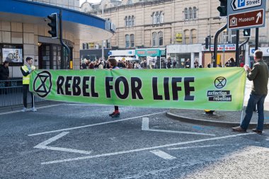 İklim değişikliğine karşı protestocular 30 Mart 2019 'da İngiltere' nin Weston-Super-Mare kentinde düzenlenen sahte bir cenazeye katıldılar.