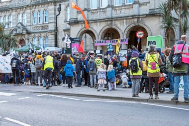 8 Şubat 2020 'de İngiltere' nin Weston-Super-Mare kentindeki göstericiler, Kuzey Somerset Konseyi planlama ve düzenleme komitesinin genişlemeyi onaylayıp onaylamama konusunda yapacağı toplantıda Bristol Havalimanı 'nın planlanan genişlemesini protesto ettiler..