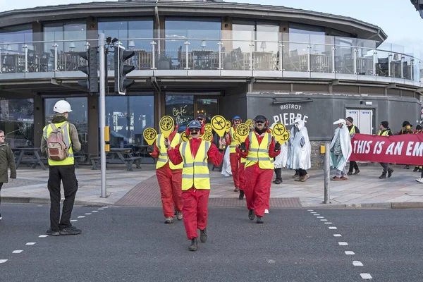 8 Şubat 2020 'de İngiltere' nin Weston-Super-Mare kentindeki göstericiler, Kuzey Somerset Konseyi planlama ve düzenleme komitesinin genişlemeyi onaylayıp onaylamama konusunda yapacağı toplantıda Bristol Havalimanı 'nın planlanan genişlemesini protesto ettiler..