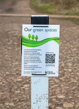 İngiltere 'nin Weston-super-Mare kentindeki yerel konseyin yeşil altyapı stratejisine ilişkin istişare sürecinin ayrıntılarını veren bir işaret.