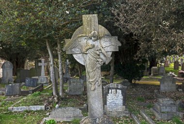 İngiltere 'nin Weston-super-Mare kentindeki Milton Yolu Mezarlığı' nda bir melek ve haçtan oluşan bir anıt.