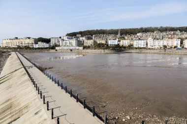 20 Nisan 2021 'de Weston-super-Mare' deki Deniz Gölü restorasyonunun ilk aşaması olarak boşaltıldıktan sonra.