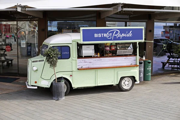 Une Camionnette Citroën Utilisée Comme Café Mobile Devant Restaurant Bistrot — Photo