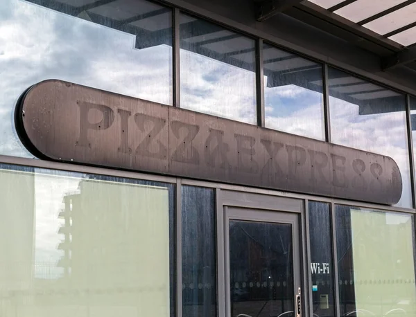 Weston-super-Mare, İngiltere 'deki eski Pizza Express restoranının önünde bir hayalet tabelası.