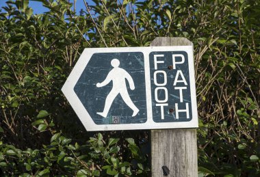 Weston-super-Mare, İngiltere 'de halka açık bir patikanın girişinde bir tabela.