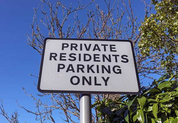 Ein Schild Mit Der Aufschrift Private Residents Parky Only Eingang — Stockfoto
