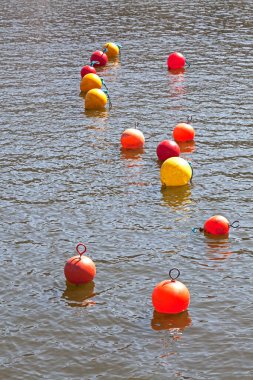 Bristol, İngiltere 'deki Yüzen Liman' da bir dizi kırmızı, sarı ve turuncu şamandıra.