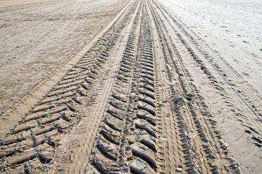 Weston-super-Mare, İngiltere 'de kumsaldaki lastik izleri.