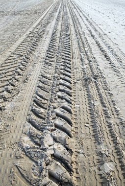 Weston-super-Mare, İngiltere 'de kumsaldaki lastik izleri.