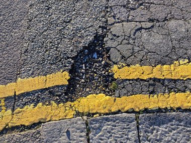 Weston-super-Mare, İngiltere 'de bir yolda esrar delikleri