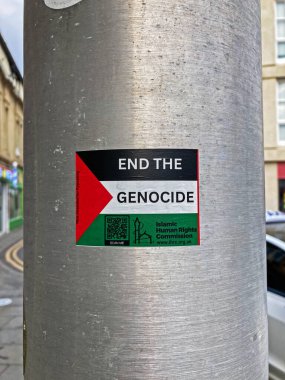 Filistin bayrağının arka planında 