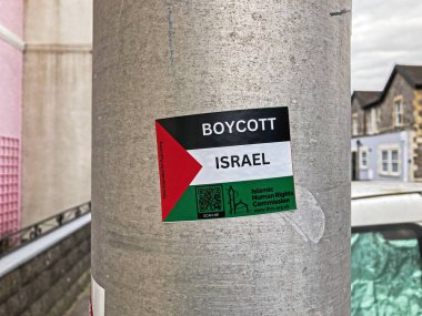 Filistin bayrağının arka planında 