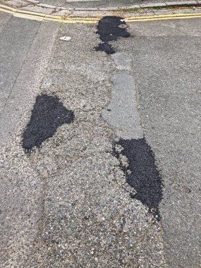 İngiltere, Weston-super-Mare 'de bir yolda kabaca tamir edilmiş ot delikleri.