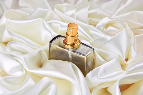 Kobiece Perfumy Satynowym Tle Kosmetyki Opieka Nad Ciałem — Zdjęcie stockowe