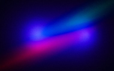 Neon ışıklarının soyut arkaplanı koyu, kumlu bir dokuyla kesişiyor. Canlı mavi, morumsu ve cyan renkleri fütüristik ve dramatik bir hava yaratır..