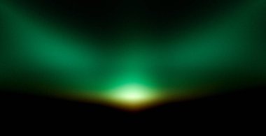 Koyu dokulu arka planda soyut parlayan zümrüt yeşil ışık ışını. Teknoloji, lüks veya gizemli konsept arka plan tasarımı için fotokopi alanı olan zarif sinema ışıkları