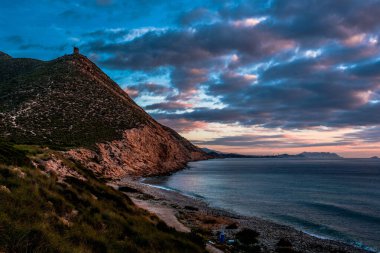 Cobeta Fuma 'daki Rocky plajı, Alicante, İspanya, gün doğumunda.