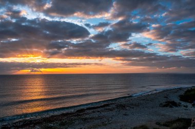 Cobeta Fuma 'daki Rocky plajı, Alicante, İspanya, gün doğumunda.