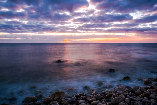 Cobeta Fuma Daki Rocky Plajı Alicante Spanya Gün Doğumunda — Stok fotoğraf