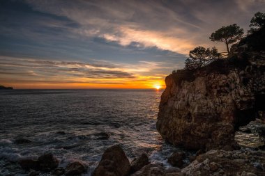 La Cova, İspanya 'nın Akdeniz bölgesindeki Benitatxell' in dışından kavis çiziyor.