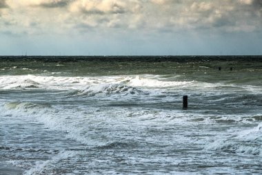 Hollanda 'nın Kuzey Denizi' ndeki Domburg plajı güçlü bir rüzgarlı günde