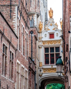 Belçika 'nın güzel şehri Bruges, tarihi binalar ve büyüleyici kanallarla