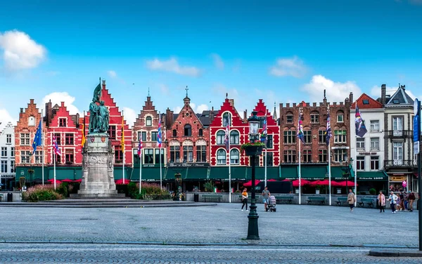 Belçika 'nın güzel şehri Bruges, tarihi binalar ve büyüleyici kanallarla