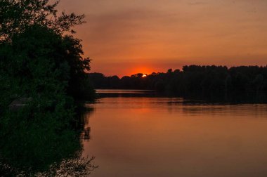Günbatımında Almanya 'da Kaarst Gölü