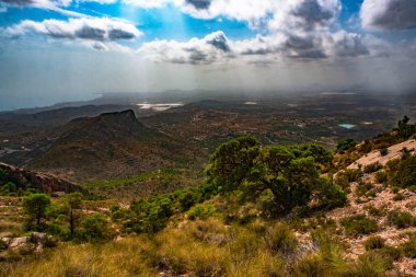 İspanya, Alicante 'deki Cabezo d' or dağına doğru yükseldi.