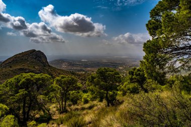 İspanya, Alicante 'deki Cabezo d' or dağına doğru yükseldi.